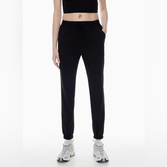 Aritzia TNA Speed Joggers Pant Cuffed ankle midrise drapey Black Size Small - Picture 1 of 14